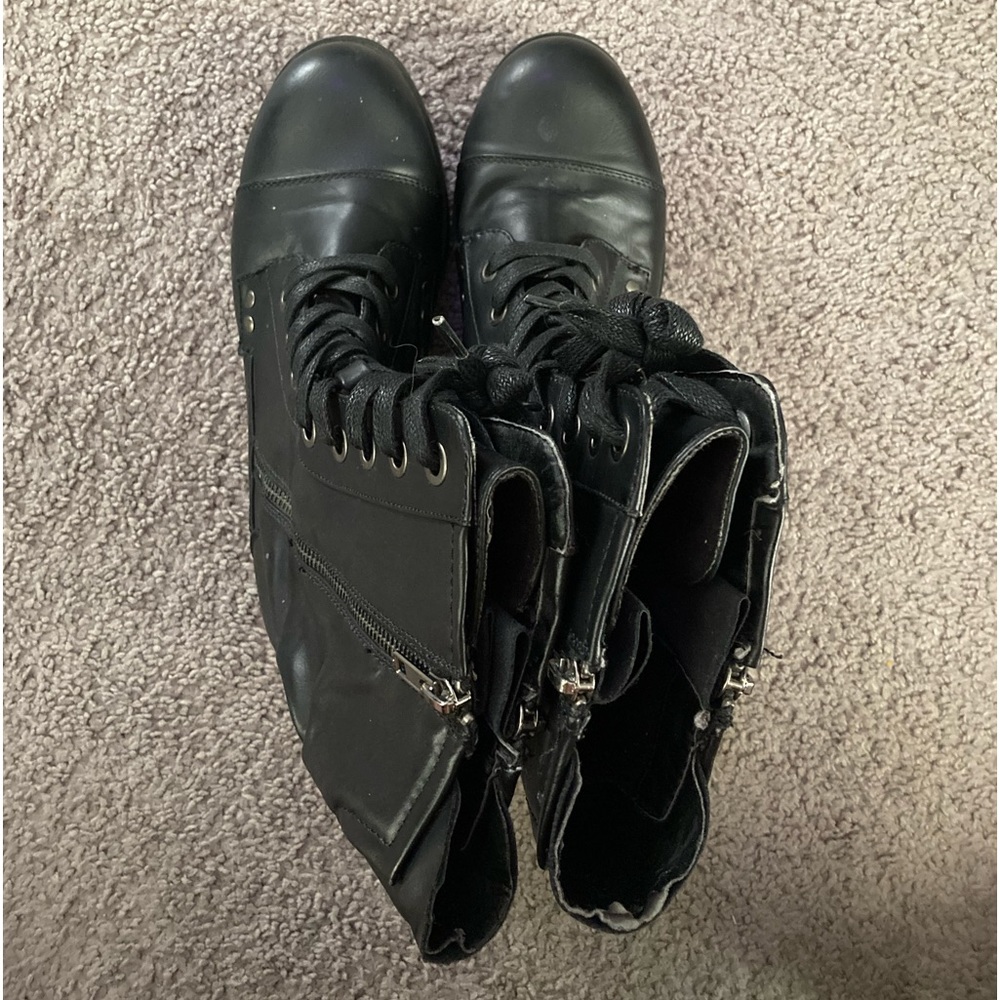GUC women’s MIA combat boots. I believe they are a size 8 1/2